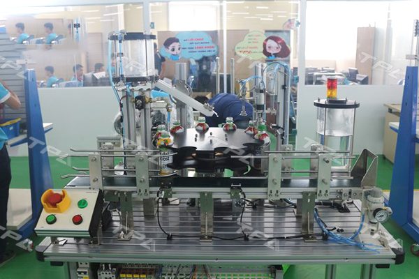 Robot phân loại các sản phẩm khác nhau bằng camera Robot phân loại các sản phẩm khác nhau bằng camera