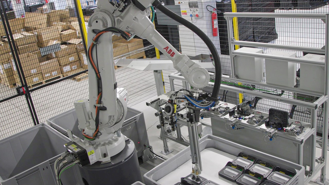 robot-abb-trong-nha-may-tai-che