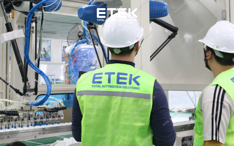Nhân viên kỹ thuật của ETEK vận hành case packer 