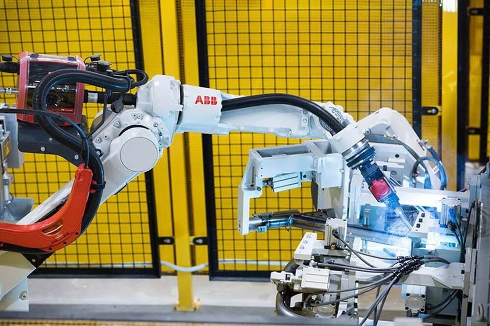 Robot công nghiệp trong sản xuất điện tử