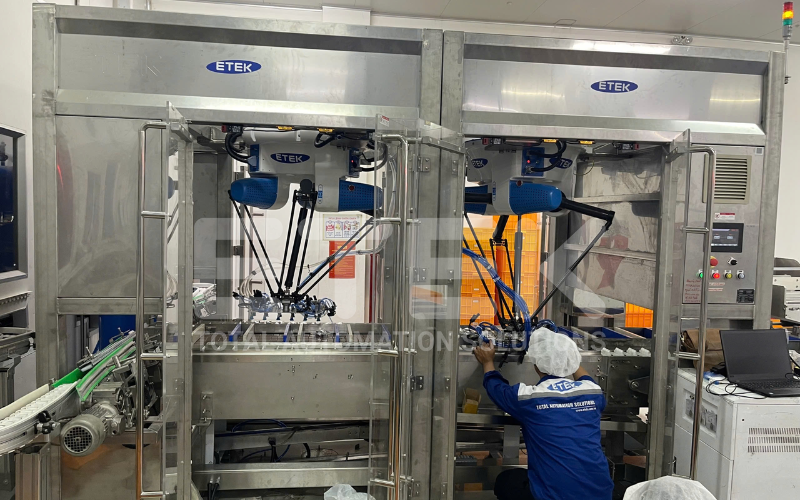 robot delta gắp sản phẩm vào khay chính xác