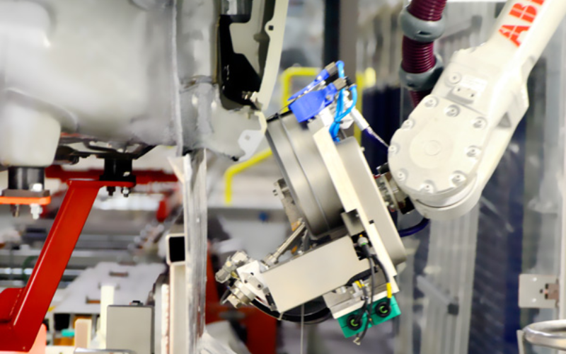 robot phủ sơn phần hông xe 