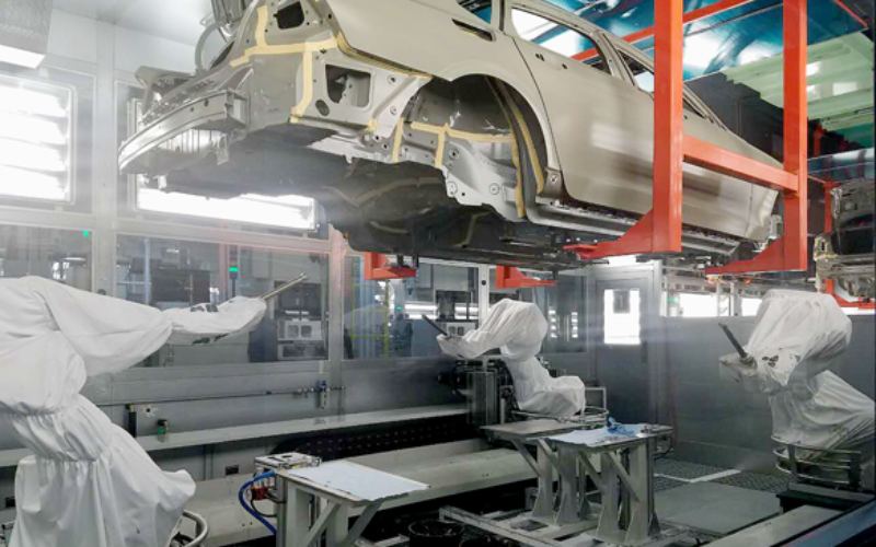 Robot thực hiện hoạt động sơn khung gầm